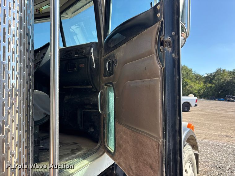 image for item ES8294 2005 Peterbilt 378 semi truck