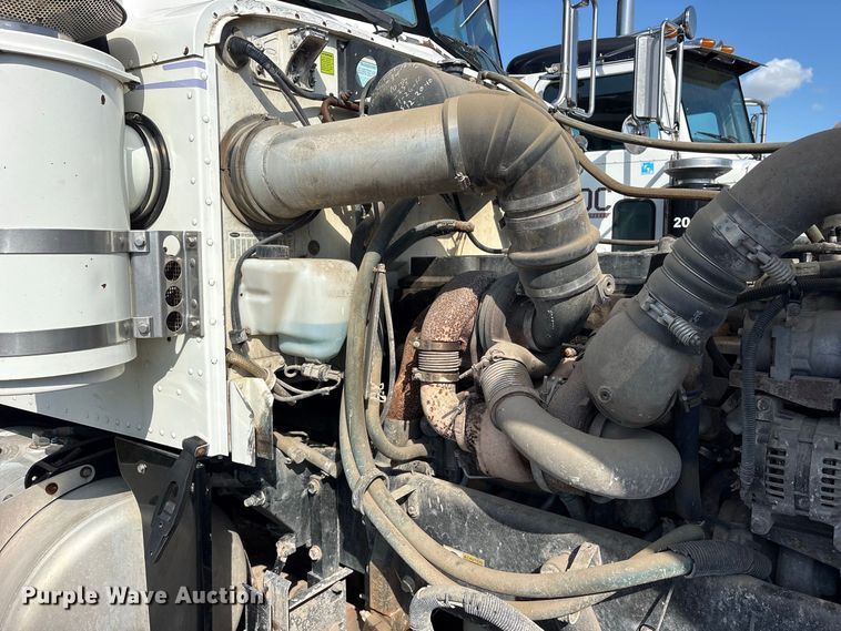 image for item ES8294 2005 Peterbilt 378 semi truck