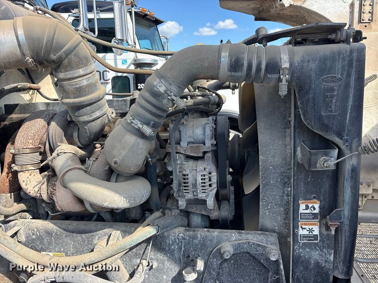 image for item ES8294 2005 Peterbilt 378 semi truck