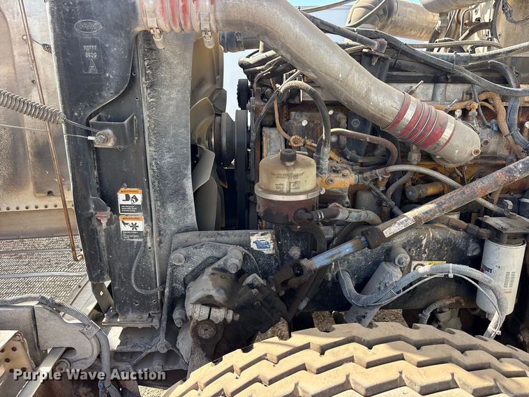 image for item ES8294 2005 Peterbilt 378 semi truck