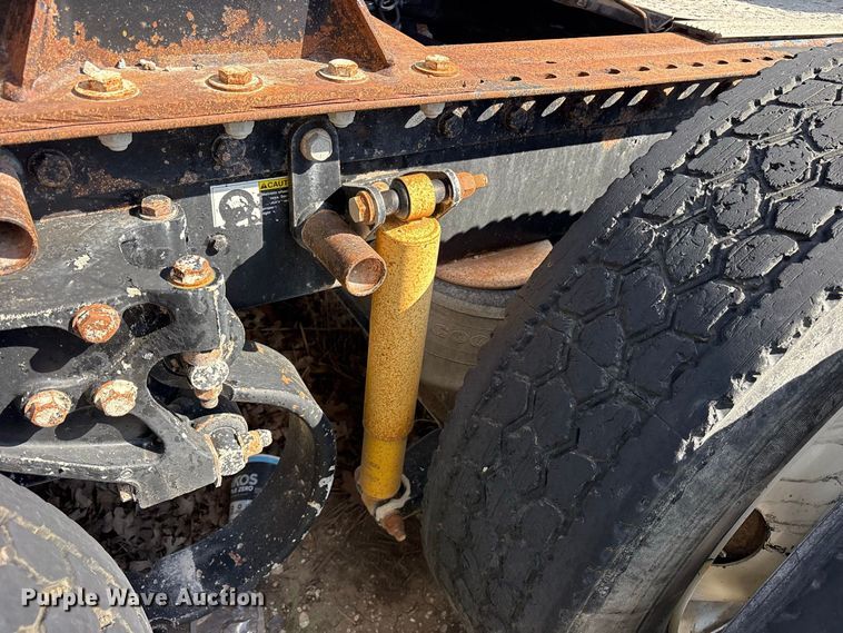 image for item ES8294 2005 Peterbilt 378 semi truck