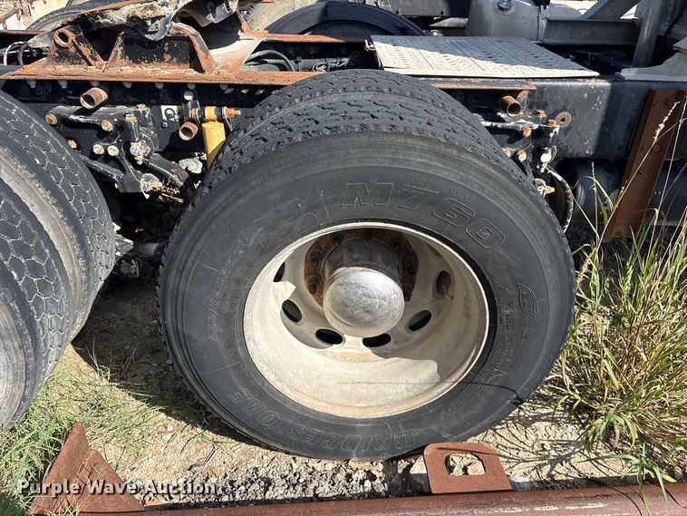 image for item ES8294 2005 Peterbilt 378 semi truck