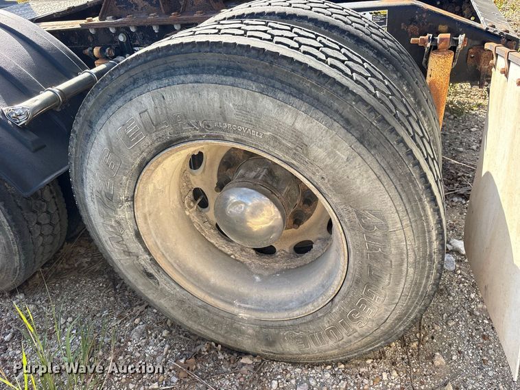 image for item ES8294 2005 Peterbilt 378 semi truck