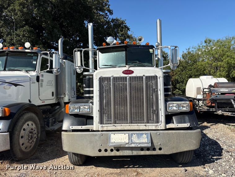 image for item ES8295 2005 Peterbilt 379 semi truck