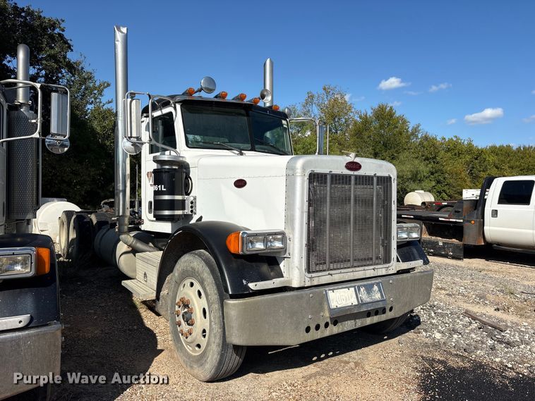 image for item ES8295 2005 Peterbilt 379 semi truck