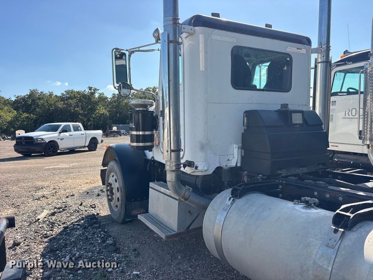 image for item ES8295 2005 Peterbilt 379 semi truck