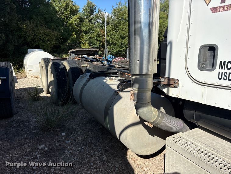 image for item ES8295 2005 Peterbilt 379 semi truck
