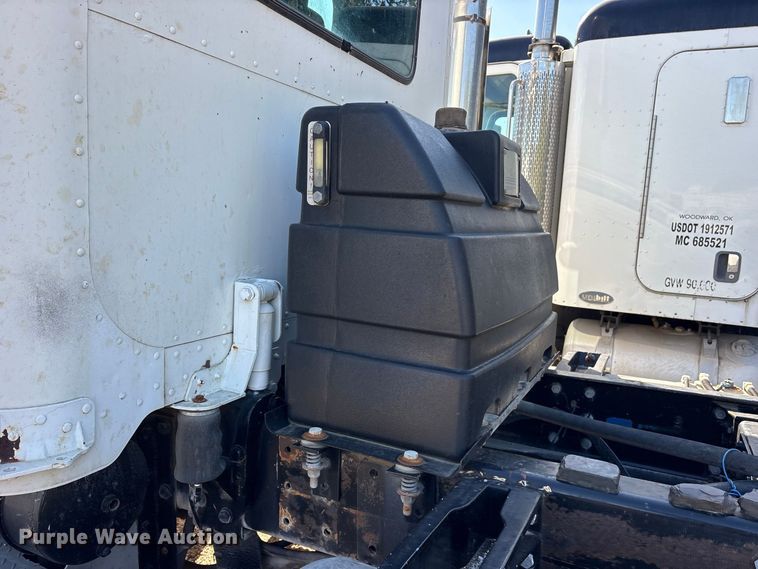 image for item ES8295 2005 Peterbilt 379 semi truck