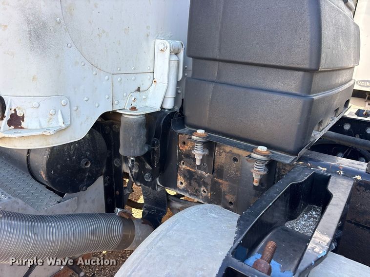 image for item ES8295 2005 Peterbilt 379 semi truck