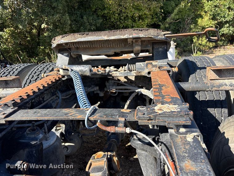 image for item ES8295 2005 Peterbilt 379 semi truck