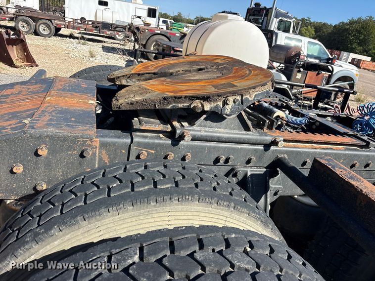 image for item ES8295 2005 Peterbilt 379 semi truck
