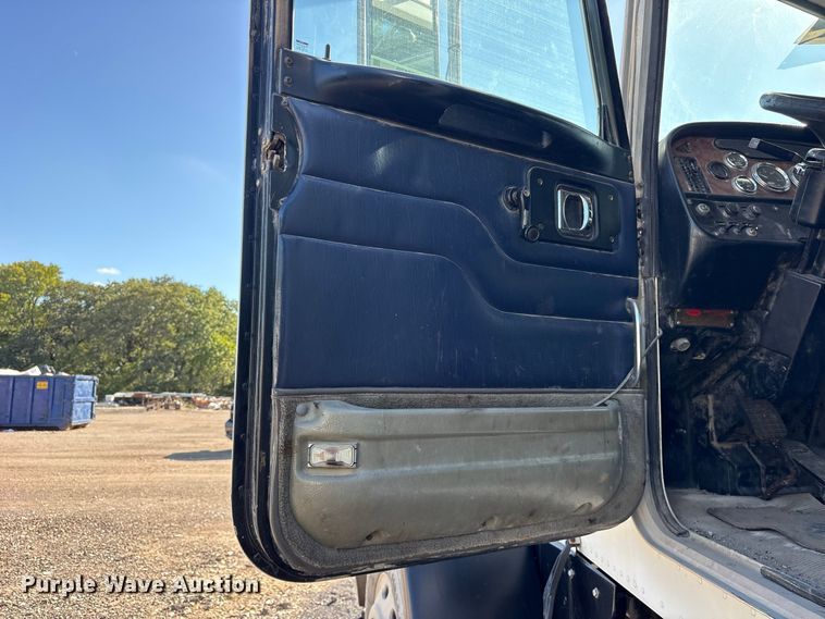 image for item ES8295 2005 Peterbilt 379 semi truck