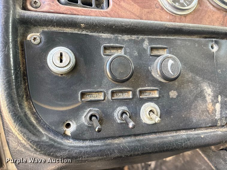 image for item ES8295 2005 Peterbilt 379 semi truck