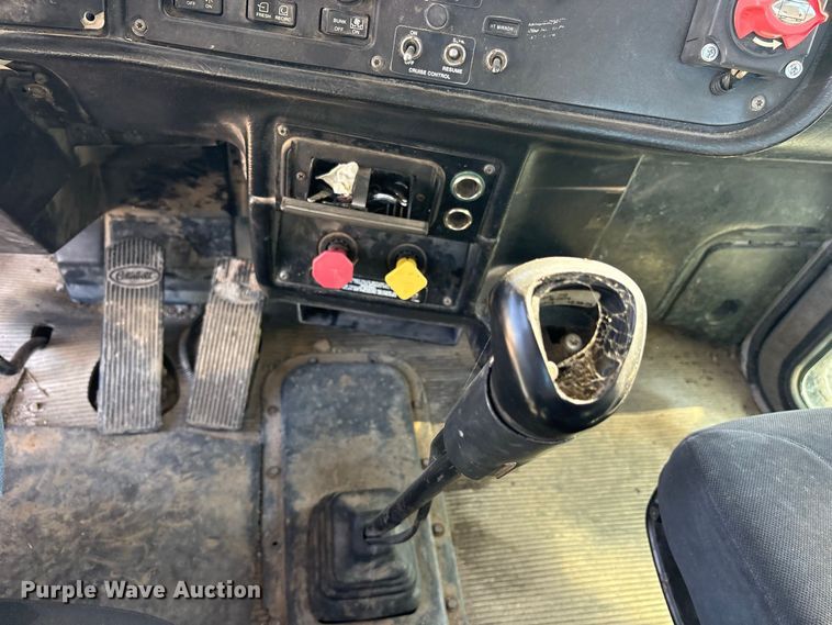 image for item ES8295 2005 Peterbilt 379 semi truck