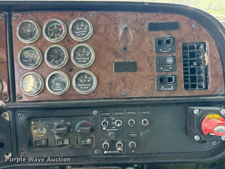 image for item ES8295 2005 Peterbilt 379 semi truck