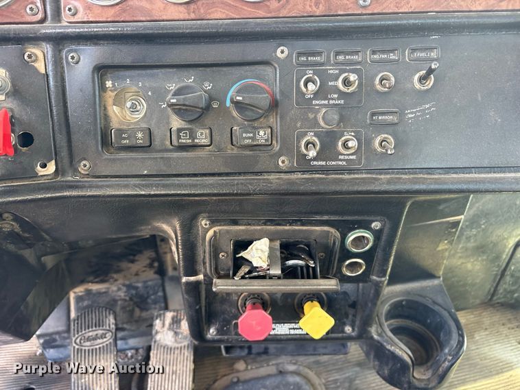 image for item ES8295 2005 Peterbilt 379 semi truck