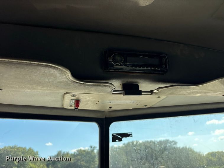 image for item ES8295 2005 Peterbilt 379 semi truck