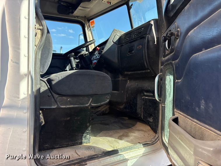 image for item ES8295 2005 Peterbilt 379 semi truck