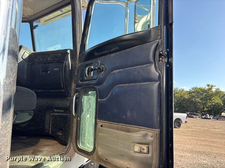 image for item ES8295 2005 Peterbilt 379 semi truck