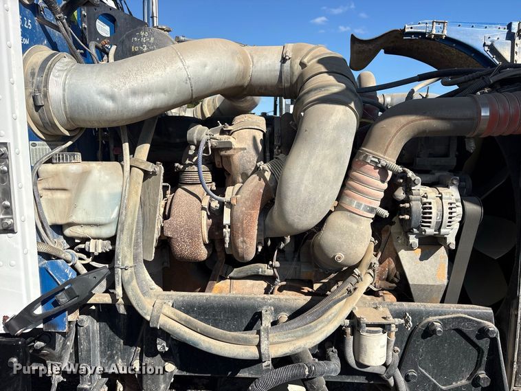 image for item ES8295 2005 Peterbilt 379 semi truck