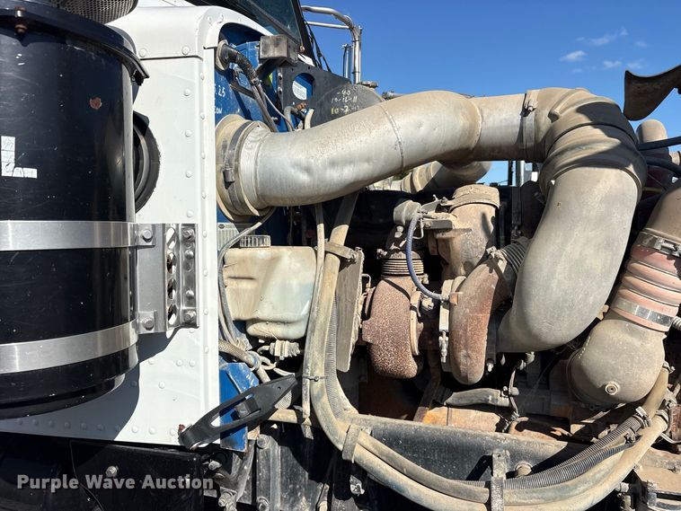 image for item ES8295 2005 Peterbilt 379 semi truck
