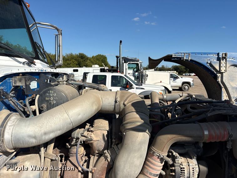 image for item ES8295 2005 Peterbilt 379 semi truck