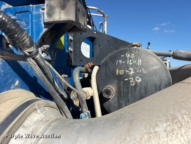 image for item ES8295 2005 Peterbilt 379 semi truck