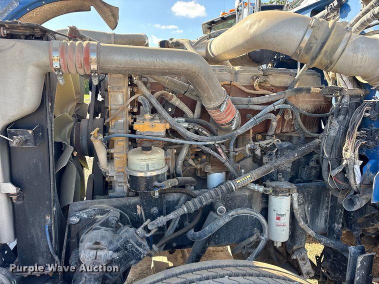 image for item ES8295 2005 Peterbilt 379 semi truck
