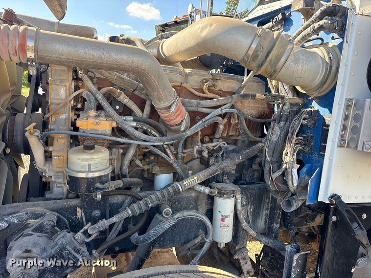image for item ES8295 2005 Peterbilt 379 semi truck
