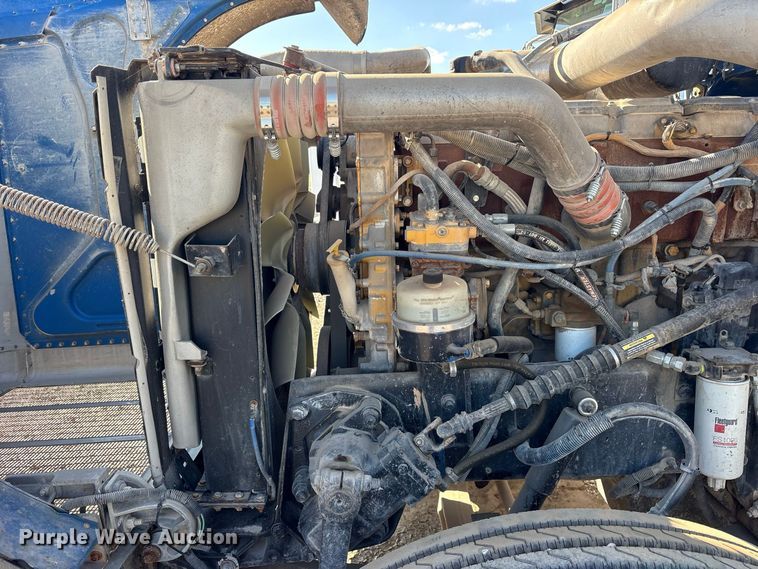 image for item ES8295 2005 Peterbilt 379 semi truck