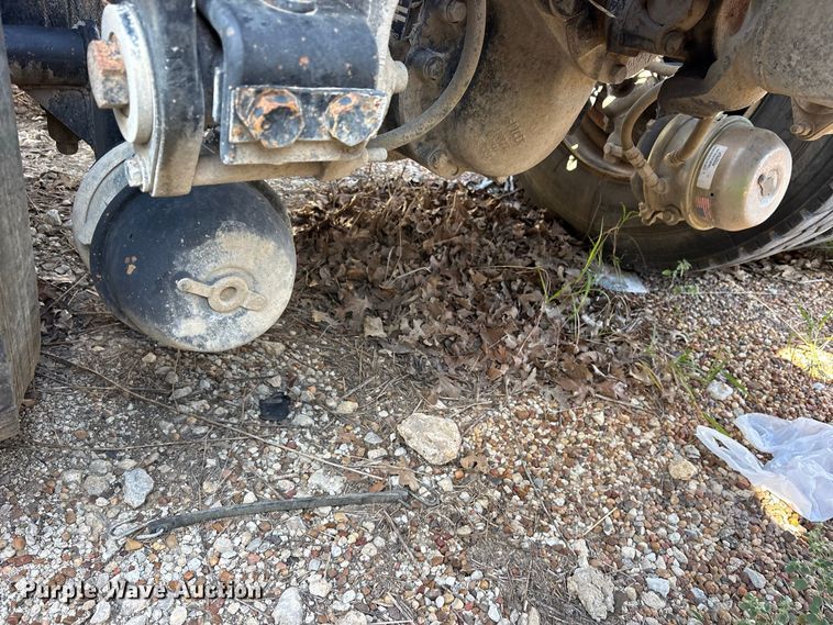image for item ES8295 2005 Peterbilt 379 semi truck