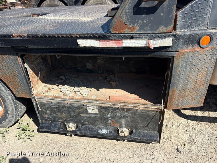 image for item ES8296 2014 Ford F550 Crew Cab flatbed truck