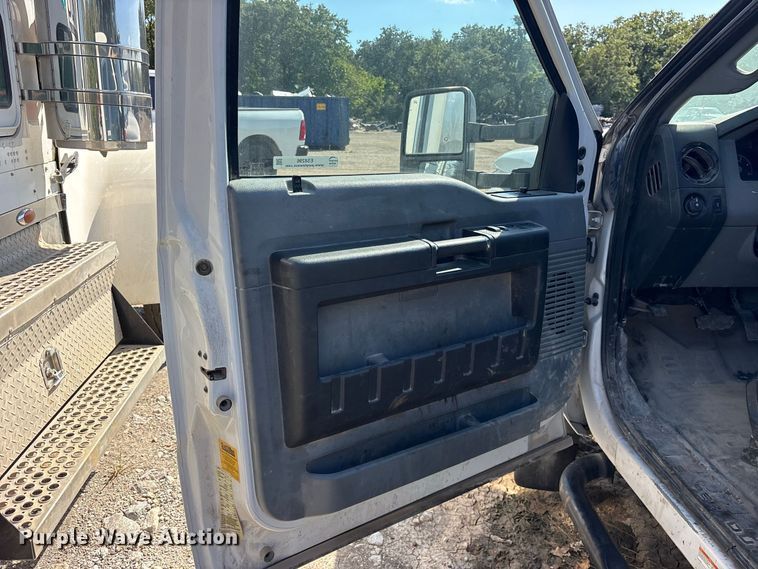 image for item ES8296 2014 Ford F550 Crew Cab flatbed truck