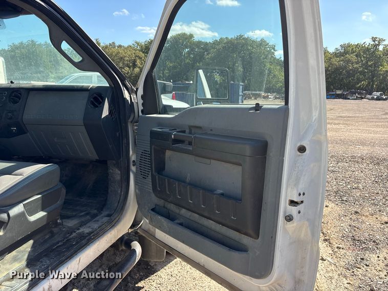 image for item ES8296 2014 Ford F550 Crew Cab flatbed truck