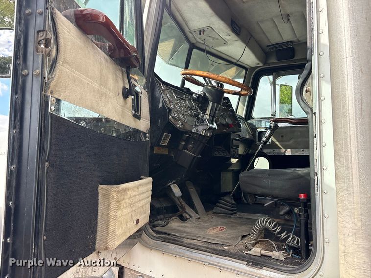 image for item ES8297 1995 Peterbilt 379 semi truck