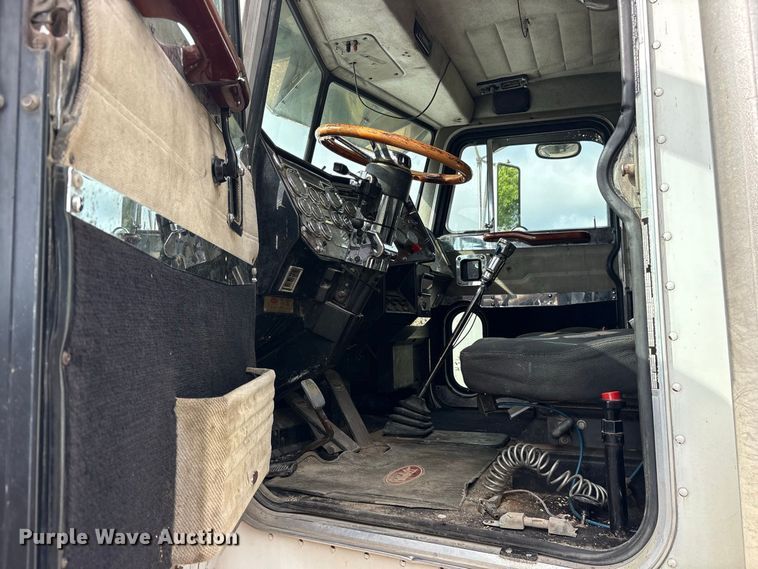 image for item ES8297 1995 Peterbilt 379 semi truck