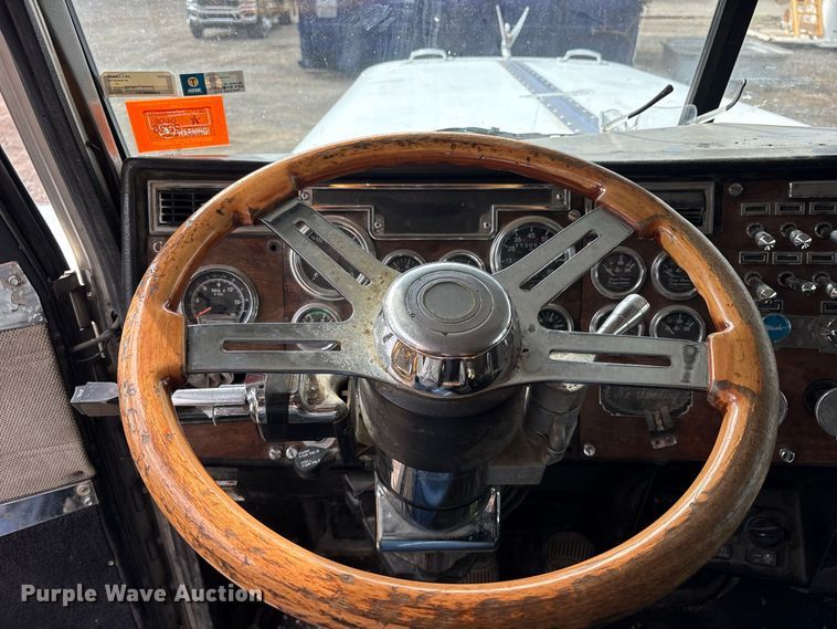 image for item ES8297 1995 Peterbilt 379 semi truck