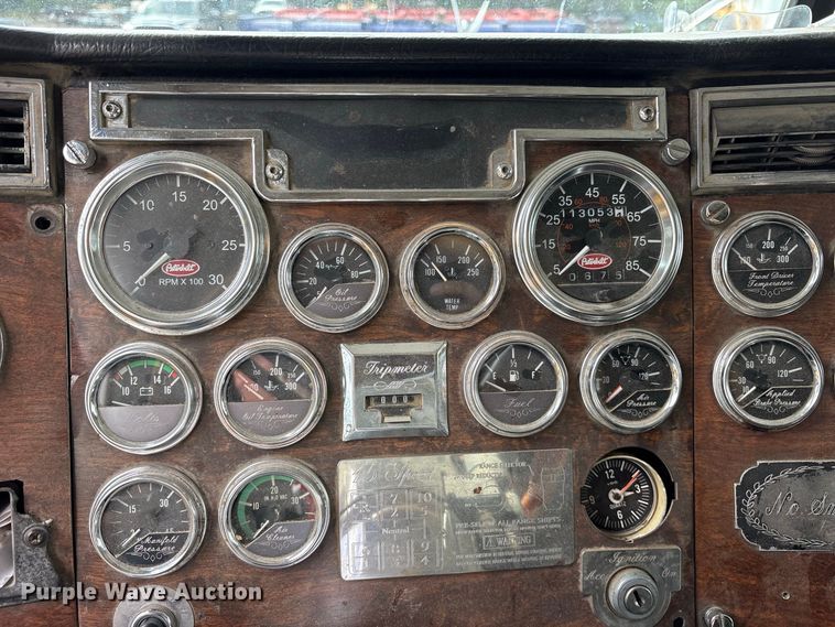 image for item ES8297 1995 Peterbilt 379 semi truck