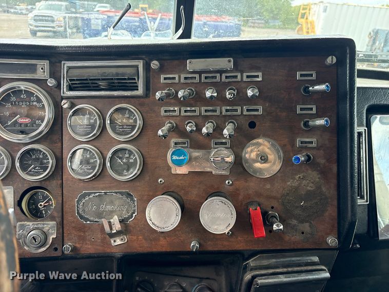 image for item ES8297 1995 Peterbilt 379 semi truck