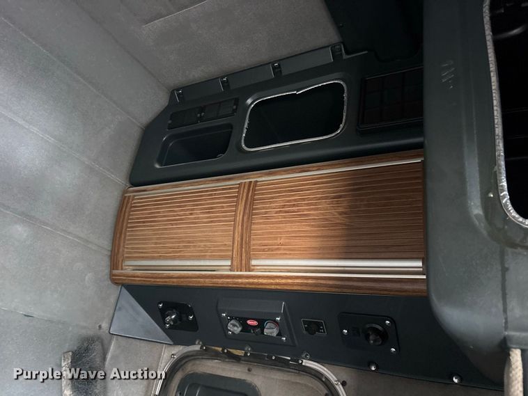 image for item ES8297 1995 Peterbilt 379 semi truck