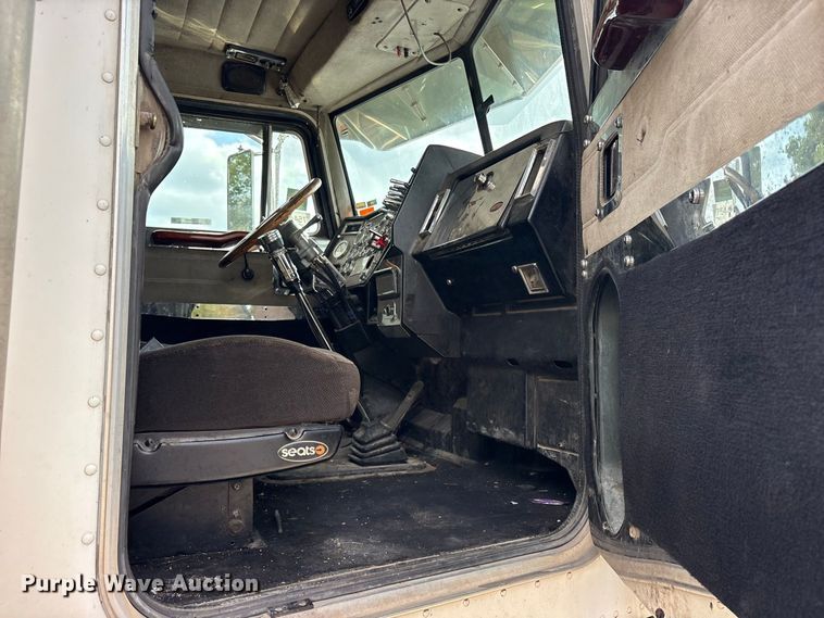 image for item ES8297 1995 Peterbilt 379 semi truck