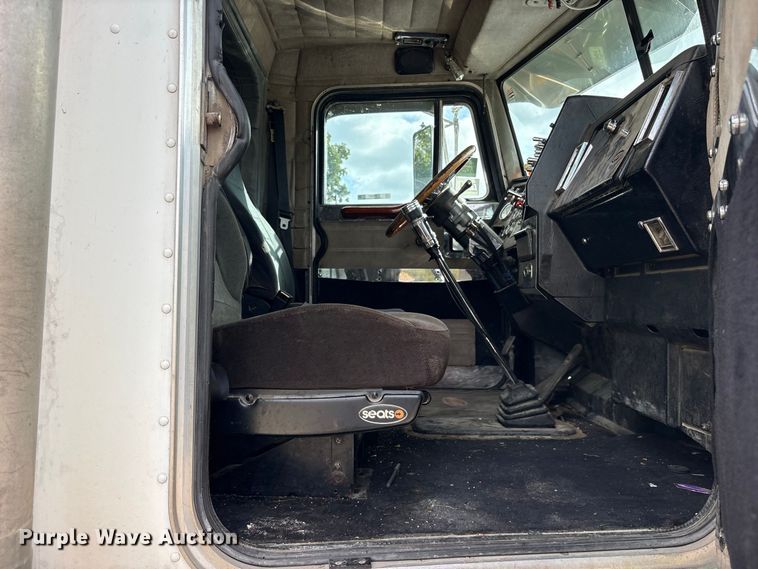 image for item ES8297 1995 Peterbilt 379 semi truck
