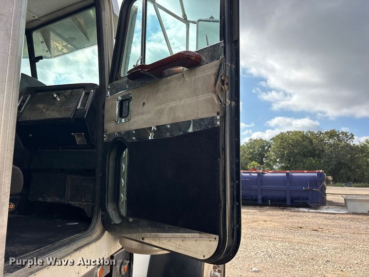 image for item ES8297 1995 Peterbilt 379 semi truck