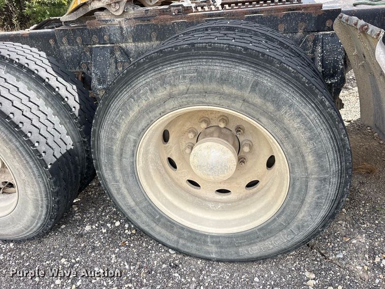 image for item ES8297 1995 Peterbilt 379 semi truck