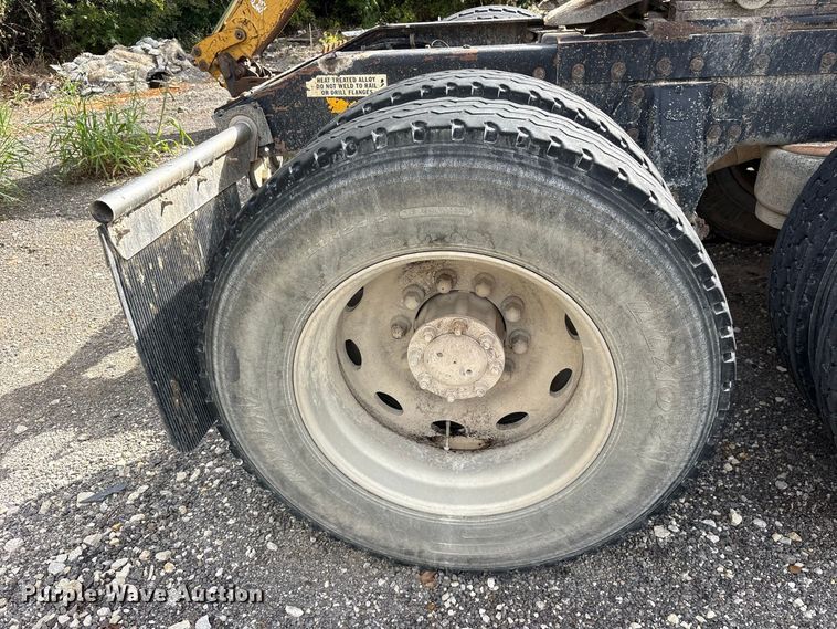image for item ES8297 1995 Peterbilt 379 semi truck