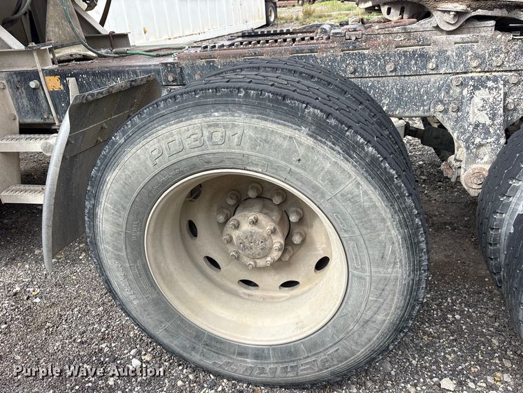 image for item ES8297 1995 Peterbilt 379 semi truck