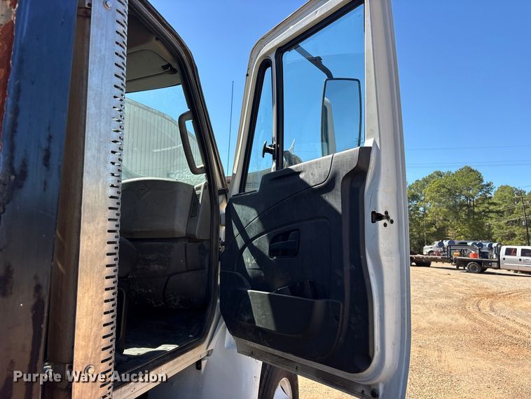 image for item ES8311 2016 International MF035 flatbed truck