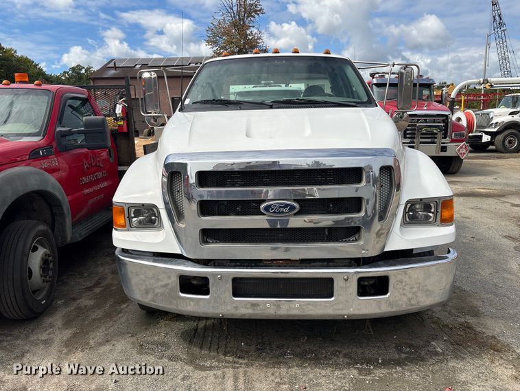 image for item ET8682 2006 Ford F-650 truck cab and chassis