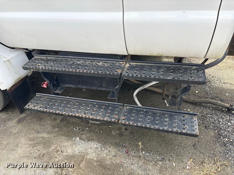 image for item ET8682 2006 Ford F-650 truck cab and chassis