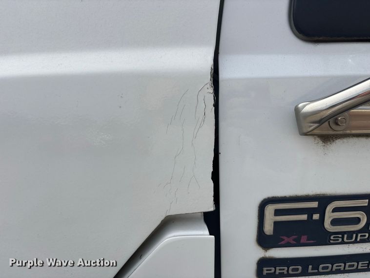 image for item ET8682 2006 Ford F-650 truck cab and chassis